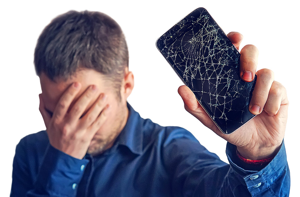 Mann hält kaputtes Handy und schämt sich