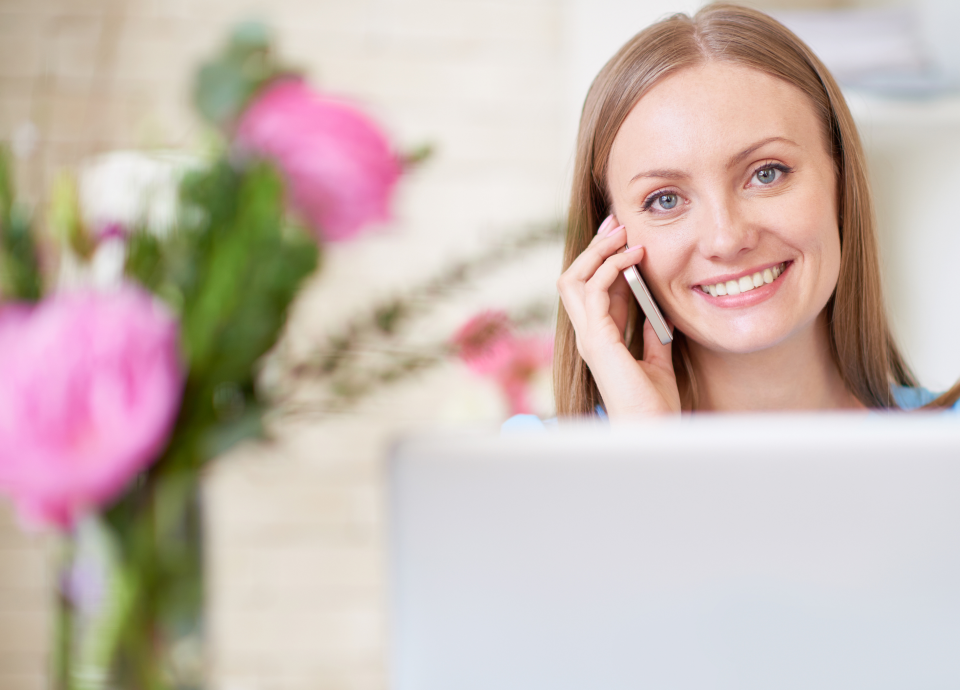 Frau am telefonieren 