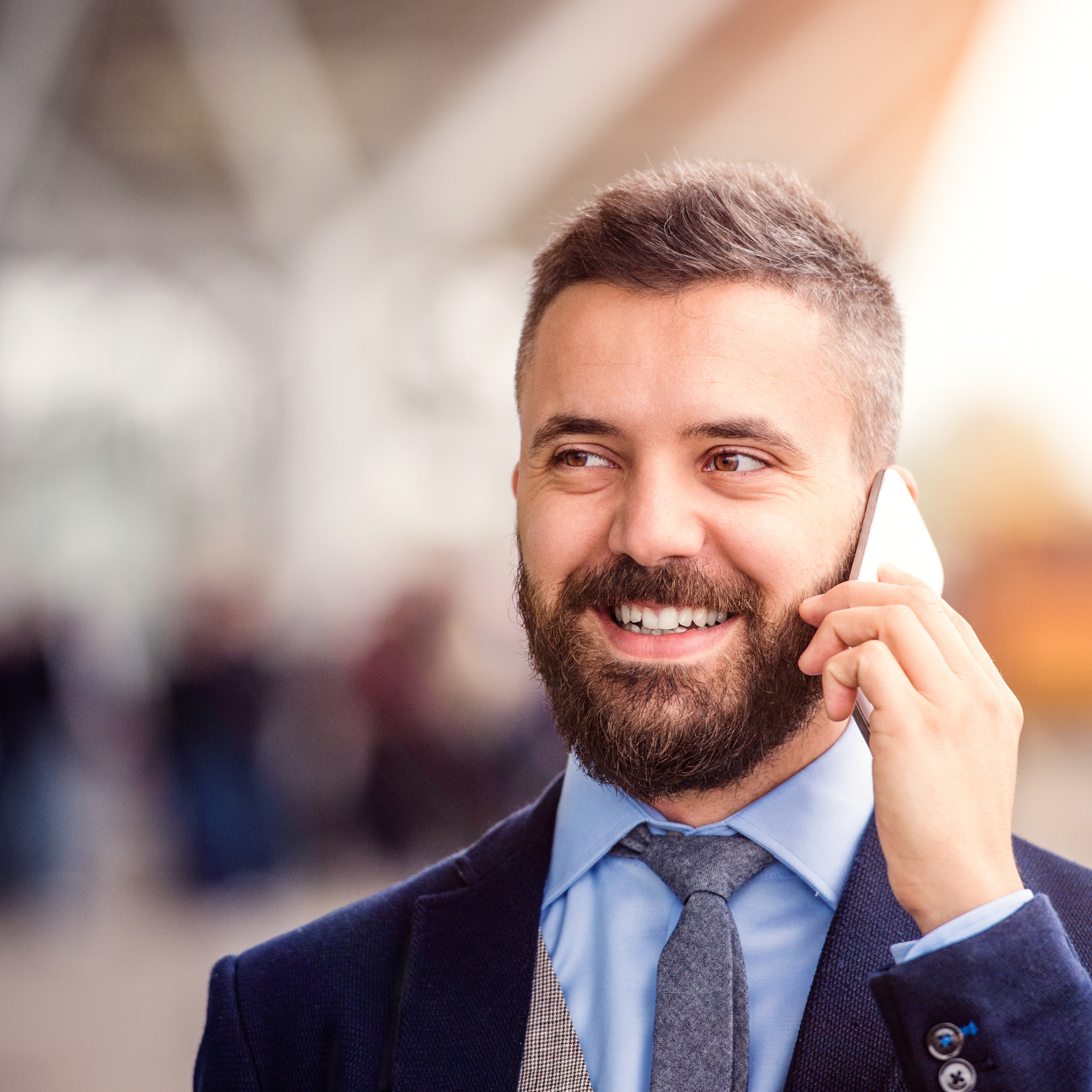 Mann am telefonieren