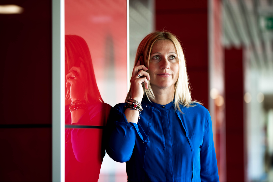 Frau am telefonieren